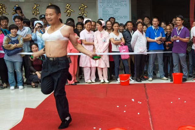 Kỳ lạ những ông chú “quậy tưng” với áo ngực phụ nữ ảnh 5