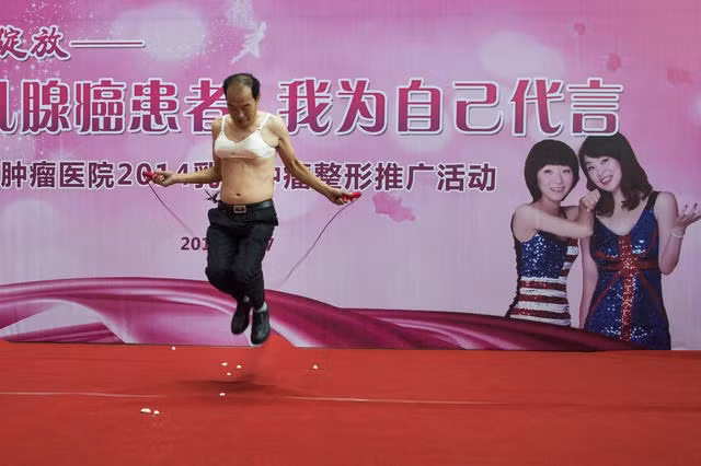 Kỳ lạ những ông chú “quậy tưng” với áo ngực phụ nữ