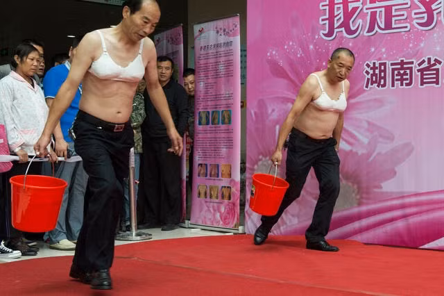 Kỳ lạ những ông chú “quậy tưng” với áo ngực phụ nữ ảnh 3