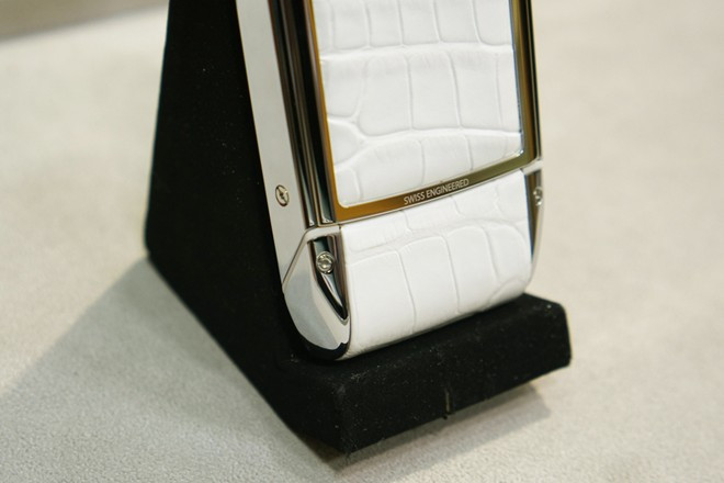 Dòng chữ "gia công tại Thụy Sĩ" nhỏ khắc trên thân máy. Toàn bộ phần khung, thân máy đều được làm bằng thép không gỉ 316L. Điện thoại cơ bản dùng da cá sấu giá hơn 300 triệu tại VN