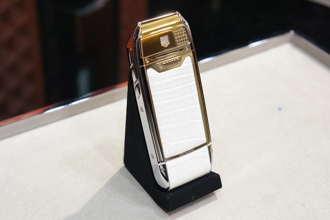 Sẽ chỉ có một chiếc Meridiist II bản da cá sấu trắng duy nhất được bán ra tại Việt Nam với giá 319 triệu đồng, phân phối bởi Atelier Haute Communication tại tầng 2, Tràng Tiền Plaza. Điện thoại cơ bản dùng da cá sấu giá hơn 300 triệu tại VN