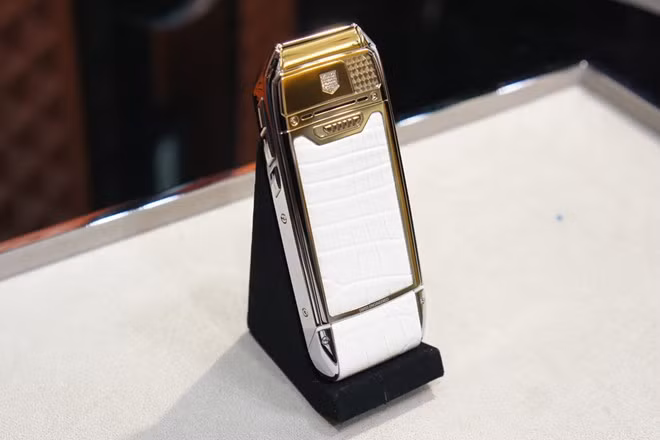 Điện thoại cơ bản dùng da cá sấu giá hơn 300 triệu tại VN