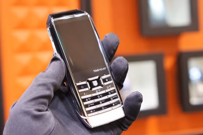 Điện thoại cơ bản dùng da cá sấu giá hơn 300 triệu tại VN