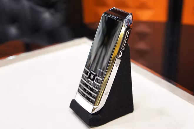 Điện thoại cơ bản dùng da cá sấu giá hơn 300 triệu tại VN