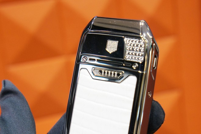 Model này hỗ trợ hoạt động 2 SIM, chuyển đổi dễ dàng. Điện thoại cơ bản dùng da cá sấu giá hơn 300 triệu tại VN