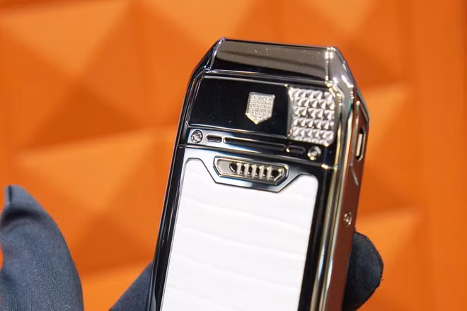 Điện thoại cơ bản dùng da cá sấu giá hơn 300 triệu tại VN