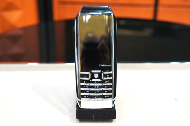 TAG Heuer - thương hiệu chế tác đồng hồ và điện thoại siêu sang nổi tiếng thế giới - vừa giới thiệu tại thị trường Việt Nam phiên bản dùng da cá sấu, đính kim cương của dòng điện thoại Meridiist II. Điện thoại cơ bản dùng da cá sấu giá hơn 300 triệu tại VN