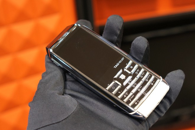 Pin của chiếc Meridiist II bản đặc biệt này cho thời lượng sử dụng khoảng 7 tiếng đàm thoại, 15 tiếng phát nhạc MP3 liên tục và 28 ngày ở chế độ chờ. Điện thoại cơ bản dùng da cá sấu giá hơn 300 triệu tại VN