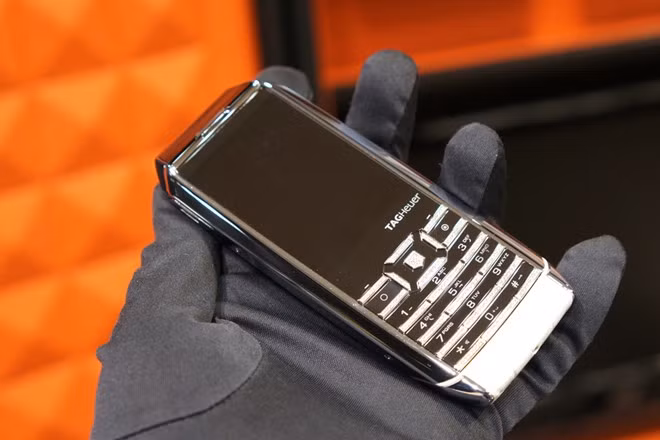 Điện thoại cơ bản dùng da cá sấu giá hơn 300 triệu tại VN