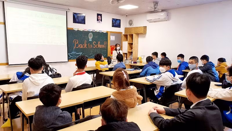 Học sinh Trường THCS - THPT Ban Mai - Hà Đông, Hà Nội trong ngày đầu quay trở lại trường.