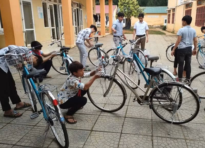 Những thầy giáo đã lặn lội tìm xe đạp để sửa cho học trò có phương tiện đến lớp.