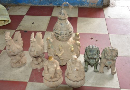 Bôi đất sét vào tượng đồng, giả đồ cổ lừa bán cho các chùa ảnh 1 Bôi đất sét vào tượng đồng, giả đồ cổ lừa bán cho các chùa ảnh 1