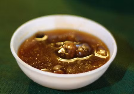 Nước chấm me là loại nước chấm có vị chua ngọt nên thường dùng kèm với các món hải sản nướng