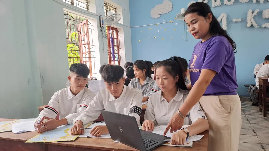 Và Thị Thanh được thầy cô giáo Trường THPT Quế Phong (Quế Phong, Nghệ An) hỗ trợ tối đa trong học tập. Ảnh: NTCC