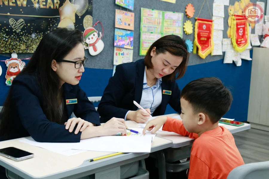 Cán bộ tham vấn học đường tại Trường Tiểu học Times School (Hà Nội) trò chuyện cùng học sinh. Ảnh: TG