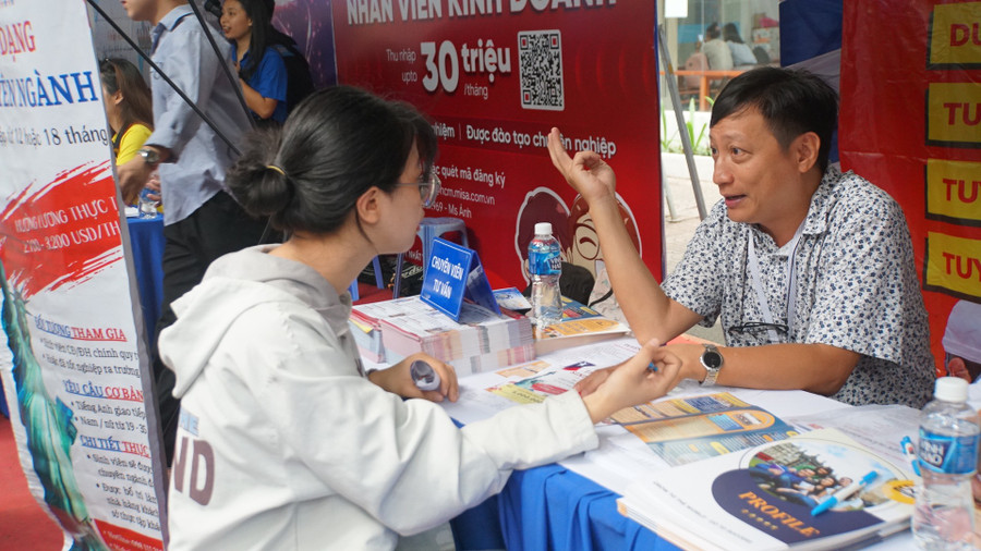 Sinh viên tại Ngày hội việc làm Trường Đại học Công Thương TPHCM. Ảnh: Mạnh Tùng