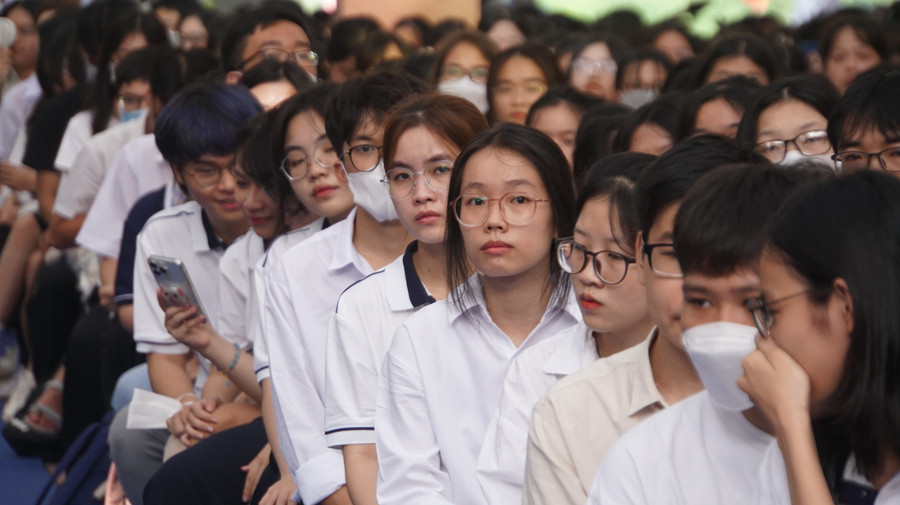 Sinh viên Trường Đại học Khoa học Xã hội và Nhân văn, Đại học Quốc gia TPHCM trong lễ khai giảng năm học 2023 - 2024. Ảnh: Mạnh Tùng Sinh viên Trường Đại học Khoa học Xã hội và Nhân văn, Đại học Quốc gia TPHCM trong lễ khai giảng năm học 2023 - 2024. Ảnh: Mạnh Tùng