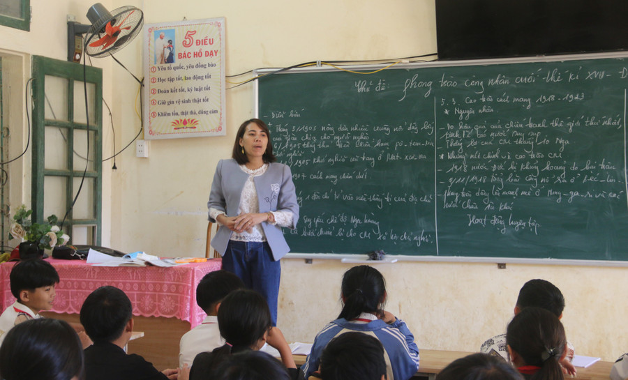 Nhiều giáo viên công tác ở vùng biên giới Sốp Cộp chờ lương mới để cải thiện cuộc sống. Ảnh: Hoàng Hà Nhiều giáo viên công tác ở vùng biên giới Sốp Cộp chờ lương mới để cải thiện cuộc sống. Ảnh: Hoàng Hà