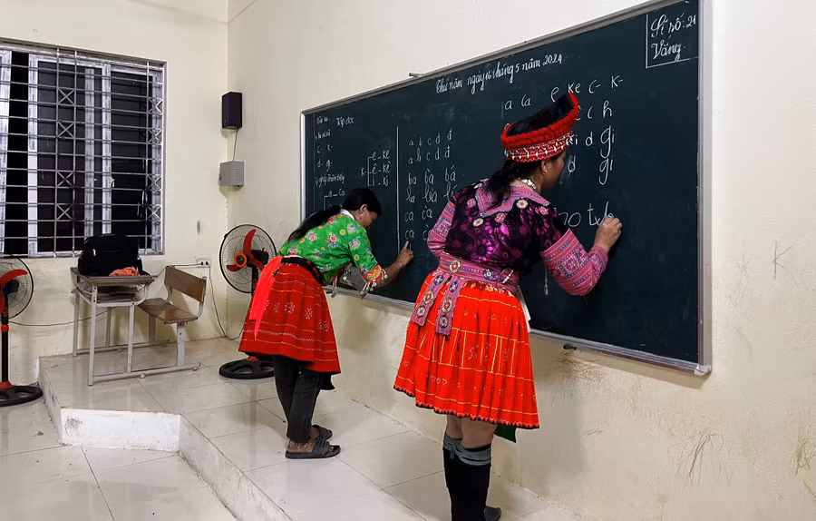 Những người phụ nữ Mông mong sớm biết chữ để thoát nghèo.