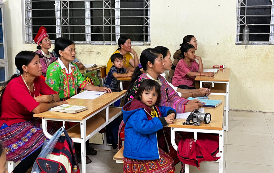 Những đứa trẻ vui cùng mẹ đến lớp học xóa mù.