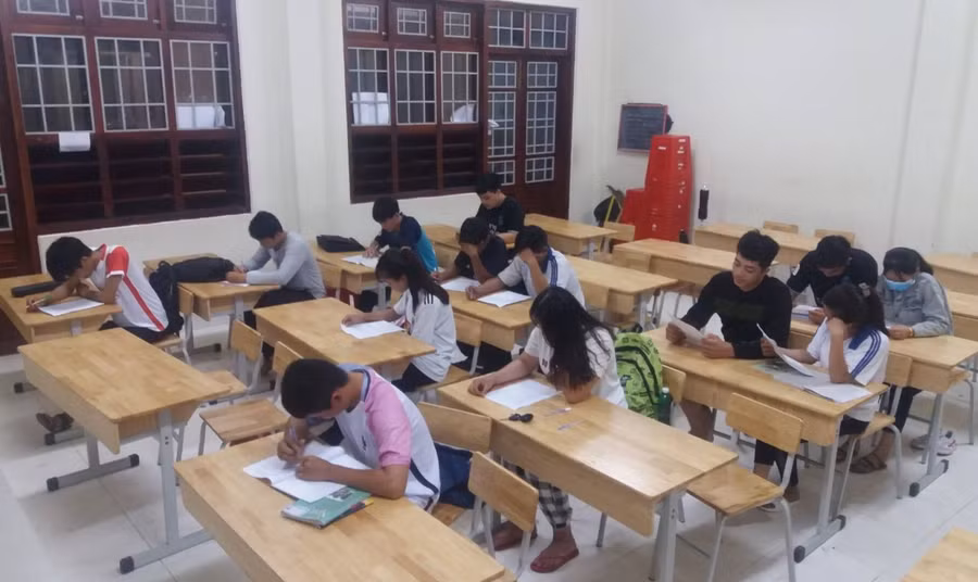 Học sinh Trường THPT Lương Thế Vinh ôn tập thi tốt nghiệp THPT tại trường buổi tối. Ảnh: NTCC