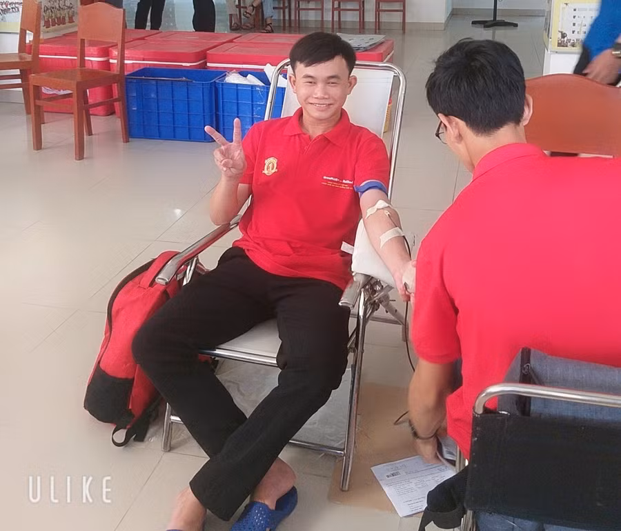 Nguyễn Huỳnh Hữu Tài tham gia hiến máu tình nguyện.