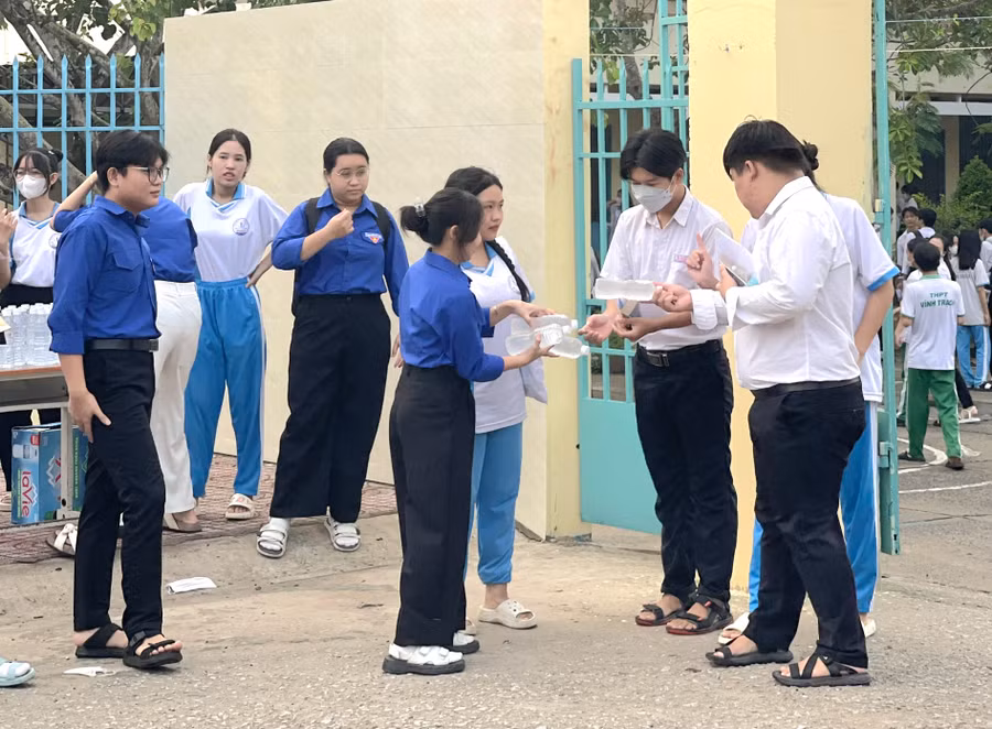 Đội tình nguyện viên Điểm thi Trường THPT Vĩnh Trạch (Thoại Sơn) tích cực hỗ trợ thí sinh sau giờ thi.