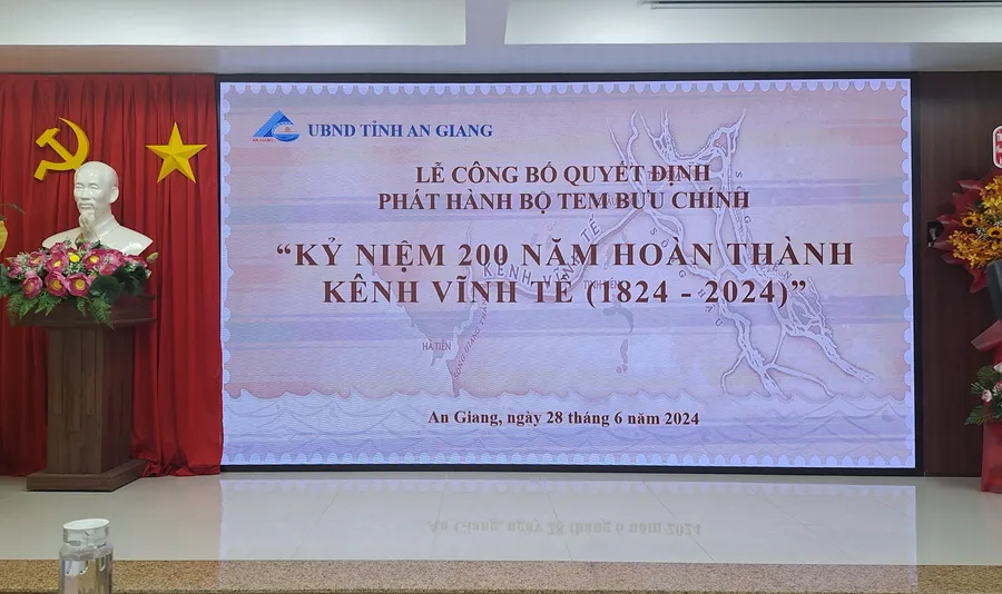 An Giang công bố Quyết định phát hành bộ tem bưu chính "Kỷ niệm 200 năm hoàn thành kênh Vĩnh Tế (1824 - 2024). (Ảnh: Trọng Nhân).