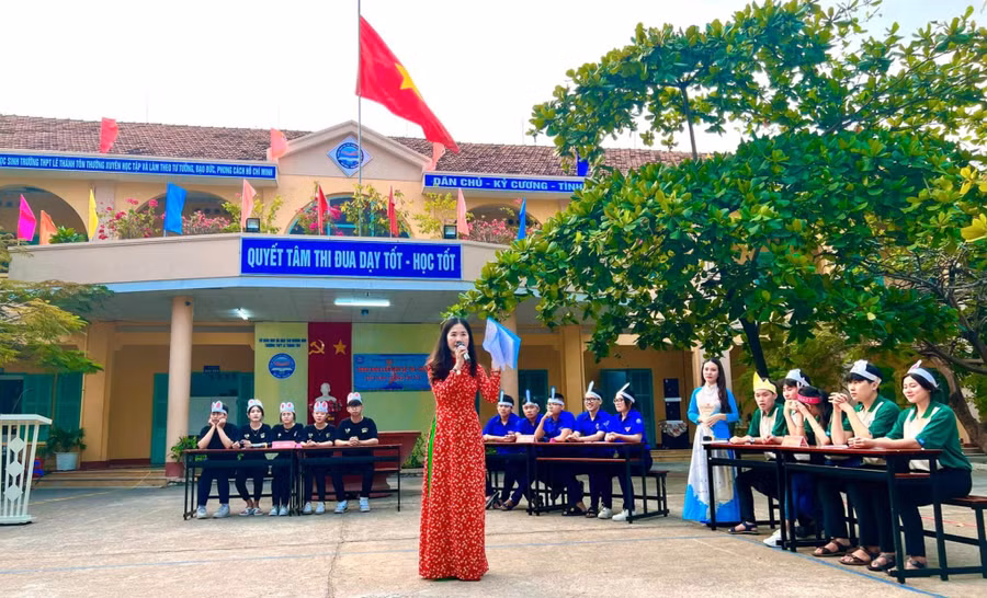 Học sinh Trường THPT Lê Thánh Tôn (Nha Trang, Khánh Hòa) tham gia chương trình Việt Nam trong tim tôi.