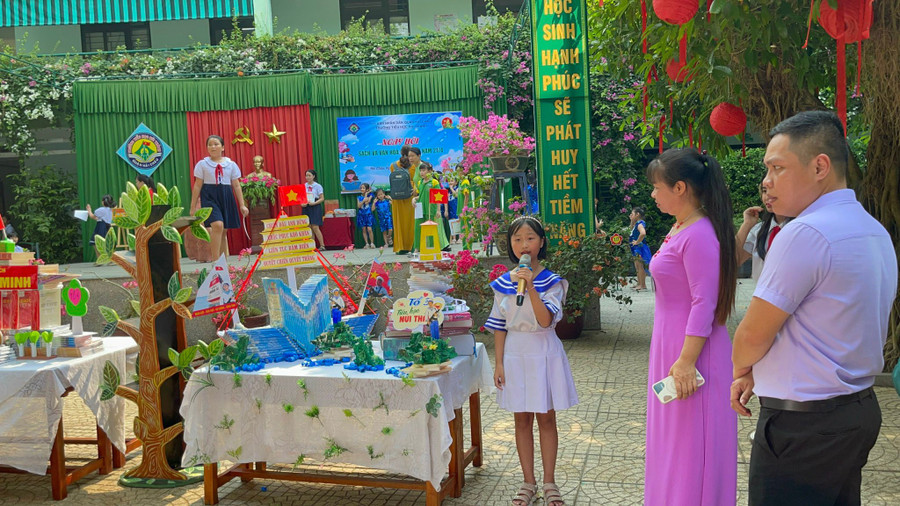 Học sinh Trường Tiểu học Núi Thành (quận Hải Châu, TP Đà Nẵng) thi xếp mô hình sách và thuyết trình trong chương trình Ngày hội đọc sách. Học sinh Trường Tiểu học Núi Thành (quận Hải Châu, TP Đà Nẵng) thi xếp mô hình sách và thuyết trình trong chương trình Ngày hội đọc sách.