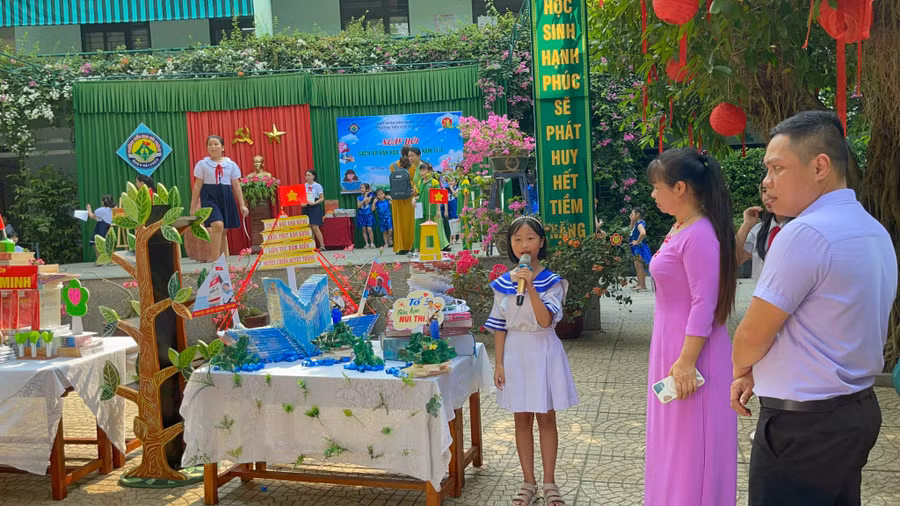 Học sinh Trường Tiểu học Núi Thành (quận Hải Châu, TP Đà Nẵng) thi xếp mô hình sách và thuyết trình trong chương trình Ngày hội đọc sách.