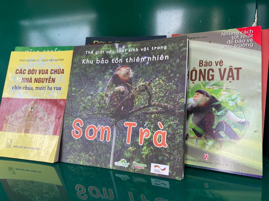 Sách trong trạm đọc chủ yếu về lịch sử, văn hóa địa phương và giới thiệu về các loài động thực vật trên bán đảo Sơn Trà.