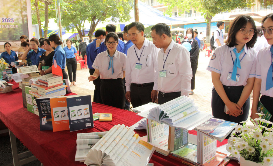 Trường THPT Buôn Đôn tổ chức Ngày hội Đọc sách nhằm giúp học sinh thấy được vai trò và tầm quan trọng của sách trong học tập và cuộc sống. Trường THPT Buôn Đôn tổ chức Ngày hội Đọc sách nhằm giúp học sinh thấy được vai trò và tầm quan trọng của sách trong học tập và cuộc sống.