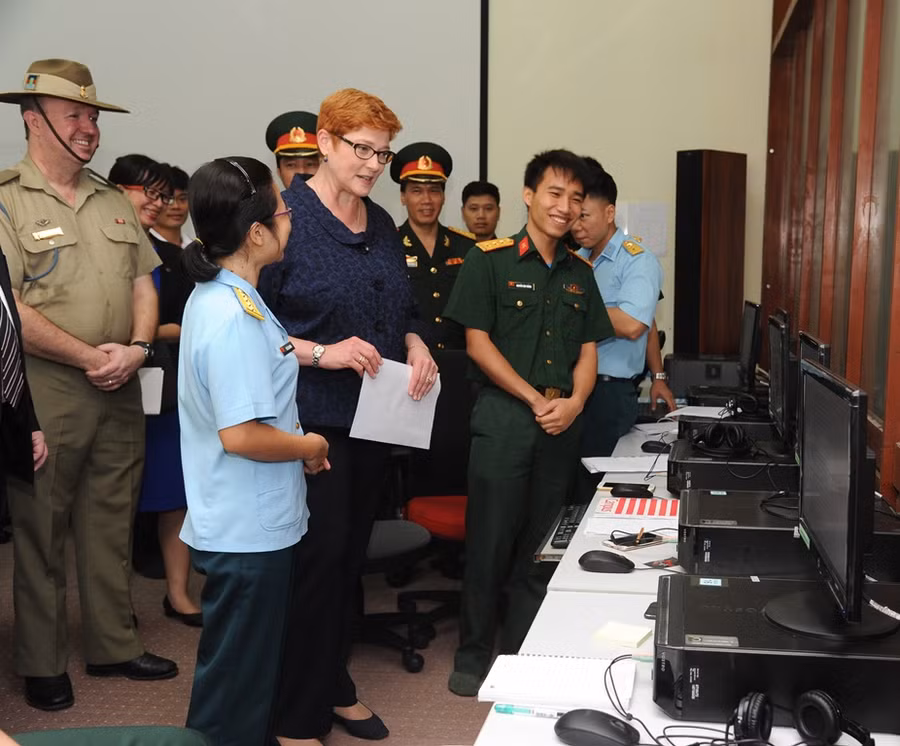 Thượng nghị sỹ, Bộ trưởng Bộ Quốc Phòng Marise Payne thăm phòng học tiếng Anh tại đơn vị 871, Hà Nội, Việt Nam năm 2017 Thượng nghị sỹ, Bộ trưởng Bộ Quốc Phòng Marise Payne thăm phòng học tiếng Anh tại đơn vị 871, Hà Nội, Việt Nam năm 2017