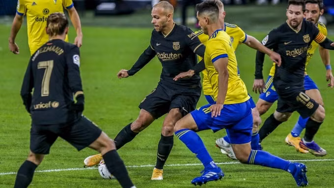 Các cầu thủ Cadiz thi đấu khó chịu khiến Messi và các đồng đội im hơi lặng tiếng.