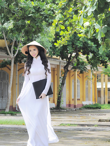 Nữ sinh Cần Thơ khoe nét đẹp tinh khôi với áo dài trắng