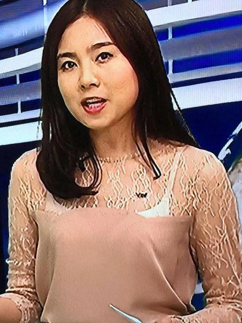 MC thời tiết lộ áo lót trên truyền hình quốc gia