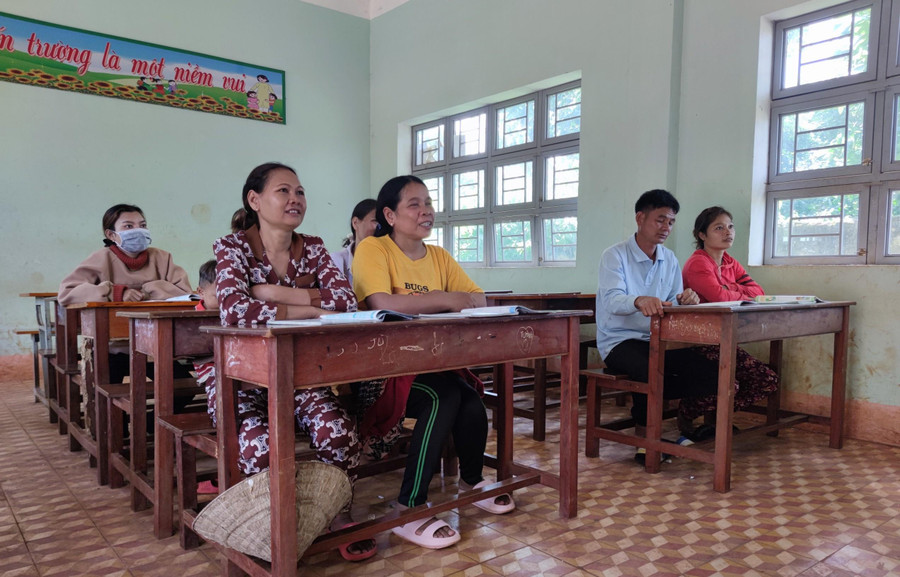 Người dân vui vẻ, hào hứng tham gia lớp học xóa mù chữ.