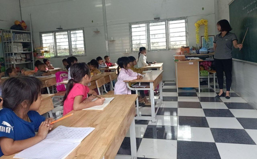 Thiếu biên chế, giáo viên phải dạy kiêm nhiệm. Thiếu biên chế, giáo viên phải dạy kiêm nhiệm.