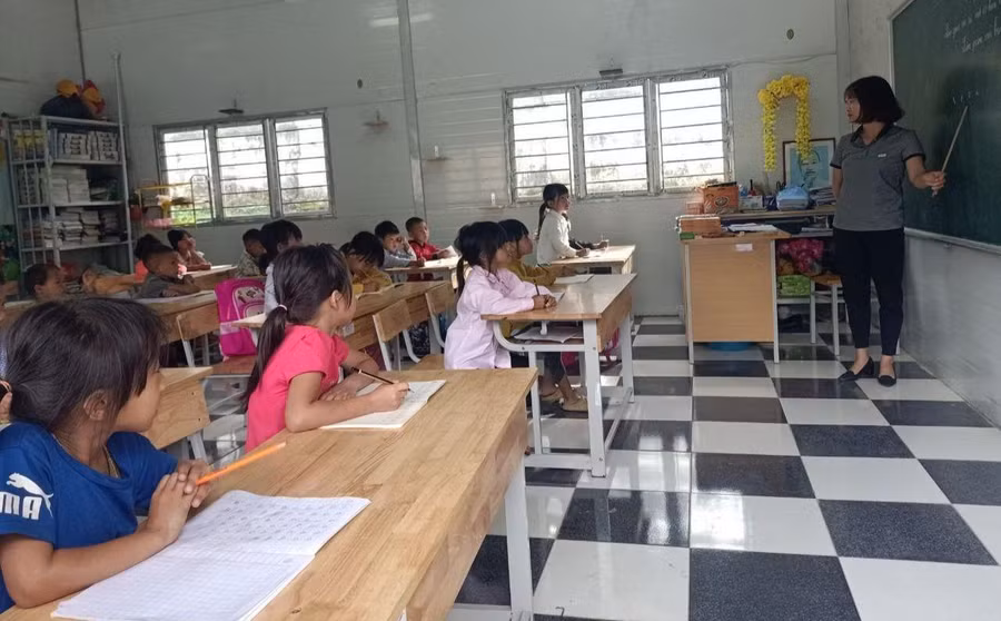 Thiếu biên chế, giáo viên phải dạy kiêm nhiệm.