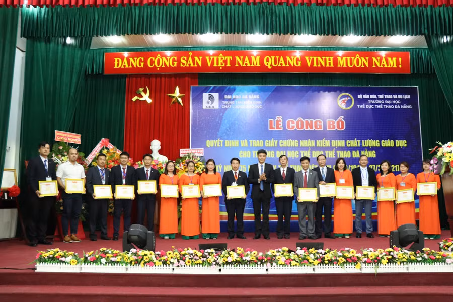 Khen thưởng cho các tập thể, cá nhân xuất sắc nhân kỷ niệm 75 năm Ngày truyền thống Ngành Thể dục Thể thao
