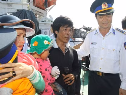 Cảnh sát biển Vùng 2 động viên ngư dân thoát nạn trở về tiếp tục bám biển. Ảnh: Thanh niên