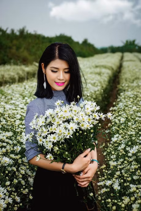 Nhung cach tao dang chup anh tuyet dep voi cuc hoa mi - Anh 5