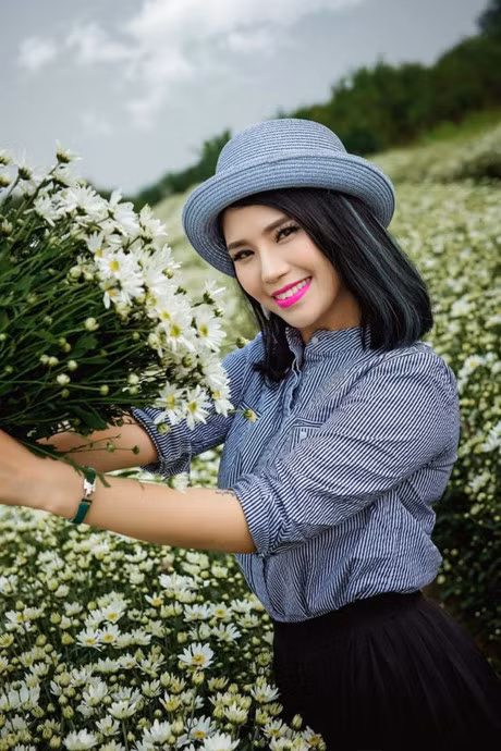 Nhung cach tao dang chup anh tuyet dep voi cuc hoa mi - Anh 13