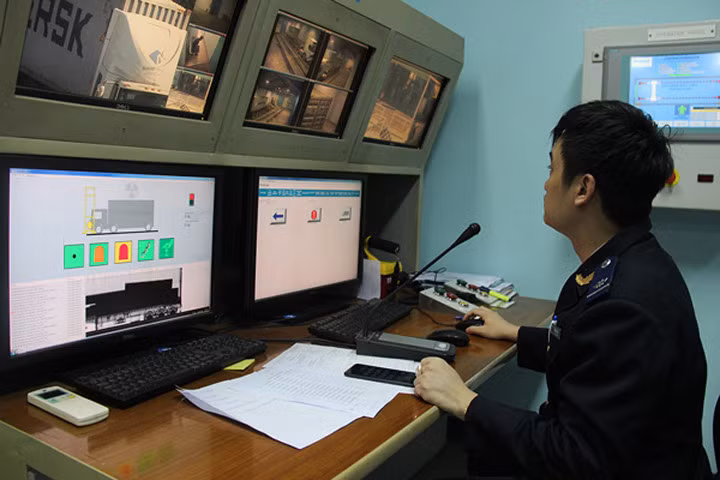 Hoạt động nghiệp vụ tại trung tâm máy soi container cố định. Ảnh: T.Bình