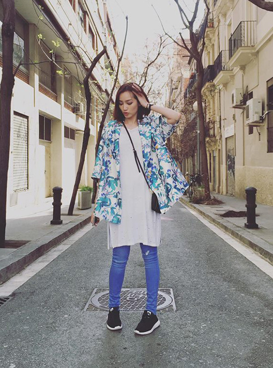 Trúc Diễm nổi tiếng là mỹ nhân ăn mặc đẹp, vì thế cô cũng gây khó hiểu khi diện váy thun dài đến gối lại còn mặc thêm quần skinny phía trong, chưa kể lớp áo khoác bên ngoài nên cả người như bị chia thành 3 khúc. Trong trường hợp này, chân dài không nên diện thêm quần, chỉ váy và áo khoác đã là quá đủ. giai-cuu-mac-xau-4-mai-ngo-lam-toc-nhu-u40-que-van-dua-mot-do-linh-that-bai-3