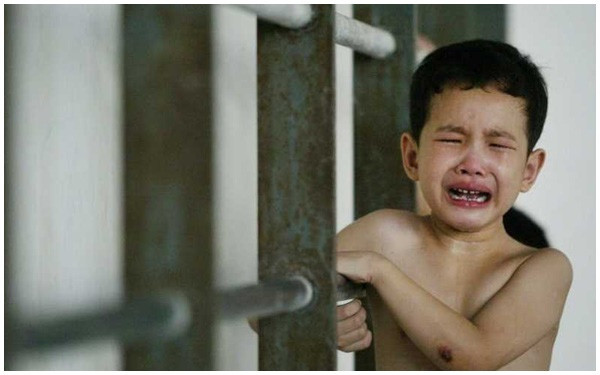 Mẹ tàn nhẫn bóp cổ, đẩy ngã con 4 tuổi đến chết vì học kém