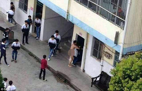 Giáo viên lột đồ, đòi cưỡng hiếp nữ sinh giữa ban ngày ảnh 1 Giáo viên lột đồ, đòi cưỡng hiếp nữ sinh giữa ban ngày ảnh 1