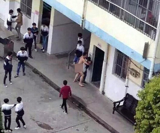 Giáo viên lột đồ, đòi cưỡng hiếp nữ sinh giữa ban ngày ảnh 2 Những hình ảnh gây sốc về vụ cưỡng hiếp. Ảnh: CEN