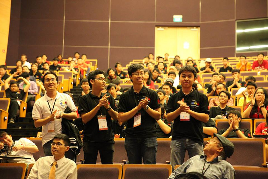 Đội tuyển ACM-ICPC của ĐH Khoa học Tự nhiên (ĐH Quốc gia TP HCM) lọt vào vòng chung kết thế giới năm 2015 với các thành viên: Lê Yên Thanh, Phạm Việt Khôi, Trương Minh Bảo và HLV là thạc sĩ Phạm Nguyễn Sơn Tùng. Ảnh: CTV.